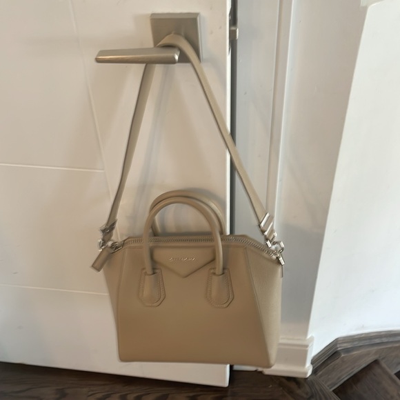 Small Antgona Givency in tan. - Picture 5 of 6